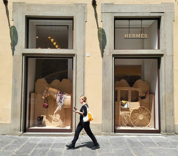 Guide chic : Maîtriser l'art des robes en jersey pour un look raffiné sans fausse note décontractée