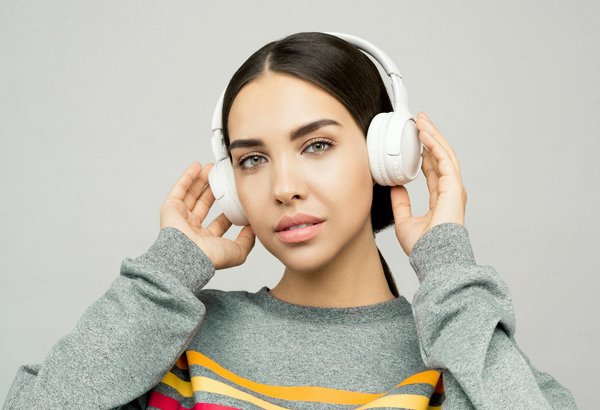 Créer un impact avec des bobs personnalisés pour festival imprimés en grande série